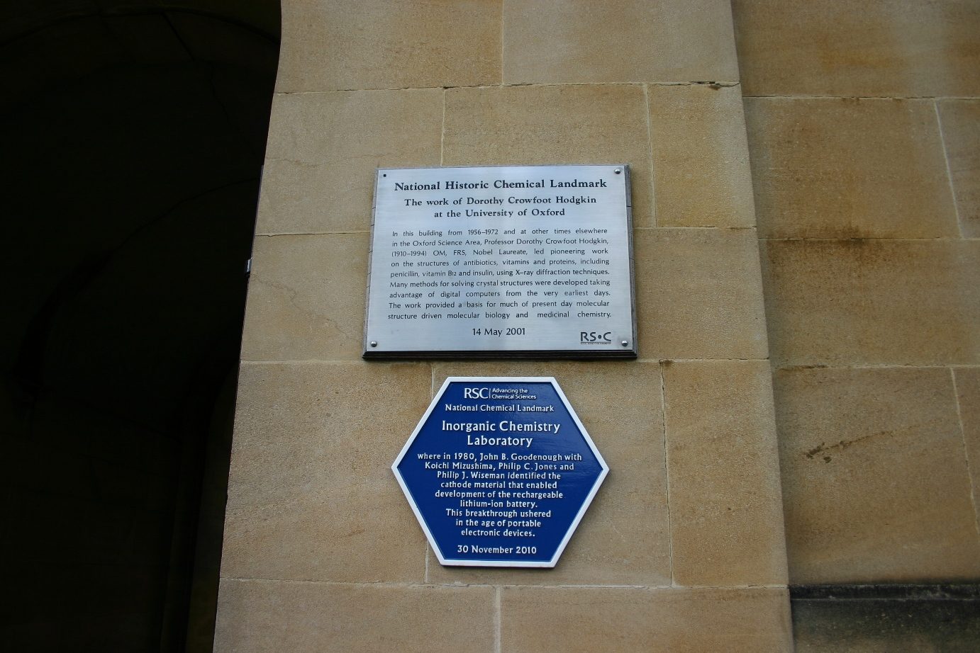 Dorothy Crowfoot Hodgkin's memorial tablet, Inorganic Chemistry Laboratory, Oxford - 01.JPG